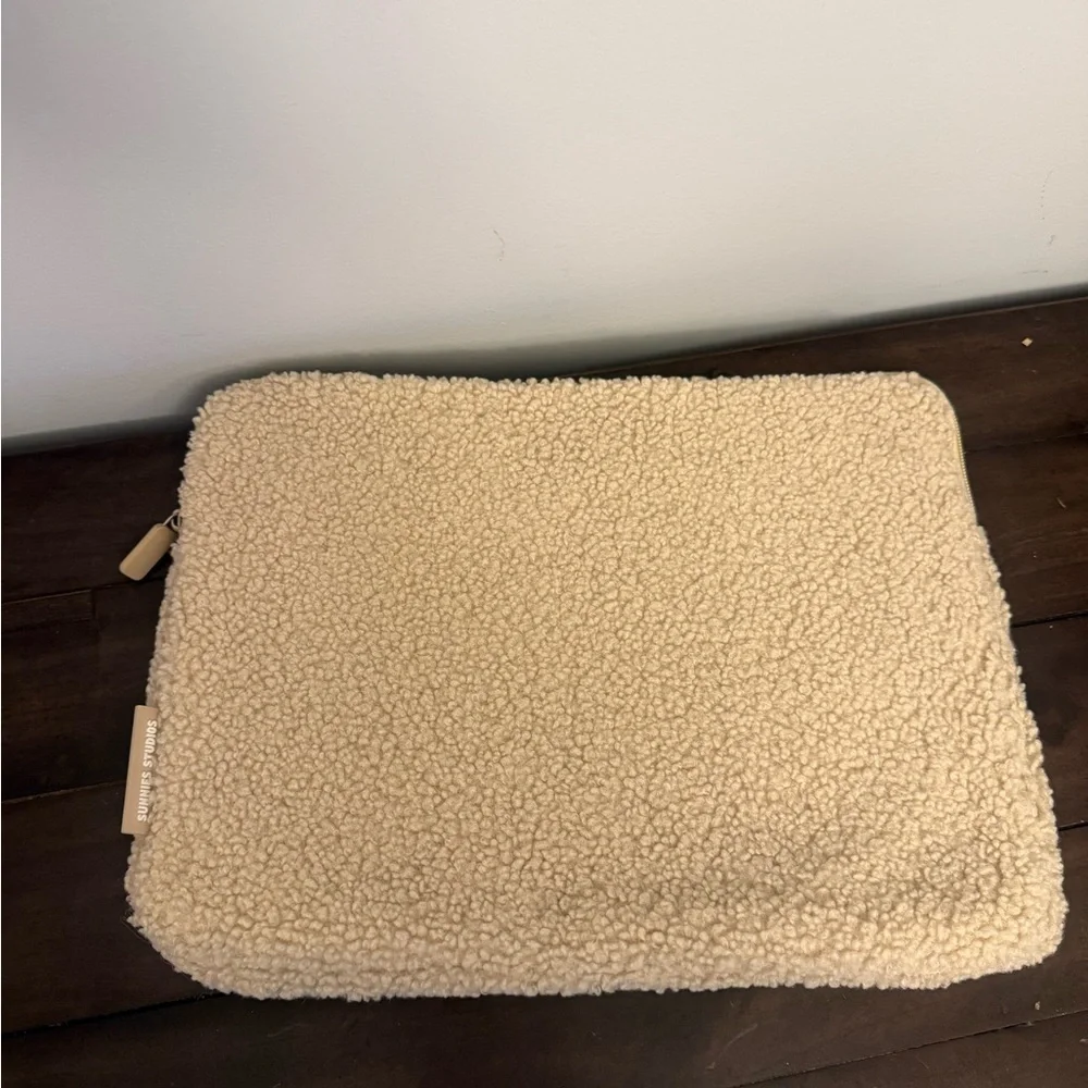 Sunnies Studios Sherpa Teddy Zip Pouch Clutch – Beige / Cream